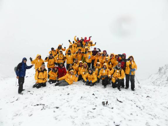 Foto do grupo no ponto mais alto da caminhada entre Fortuna Bay e Stromness, na Geórgia do Sul